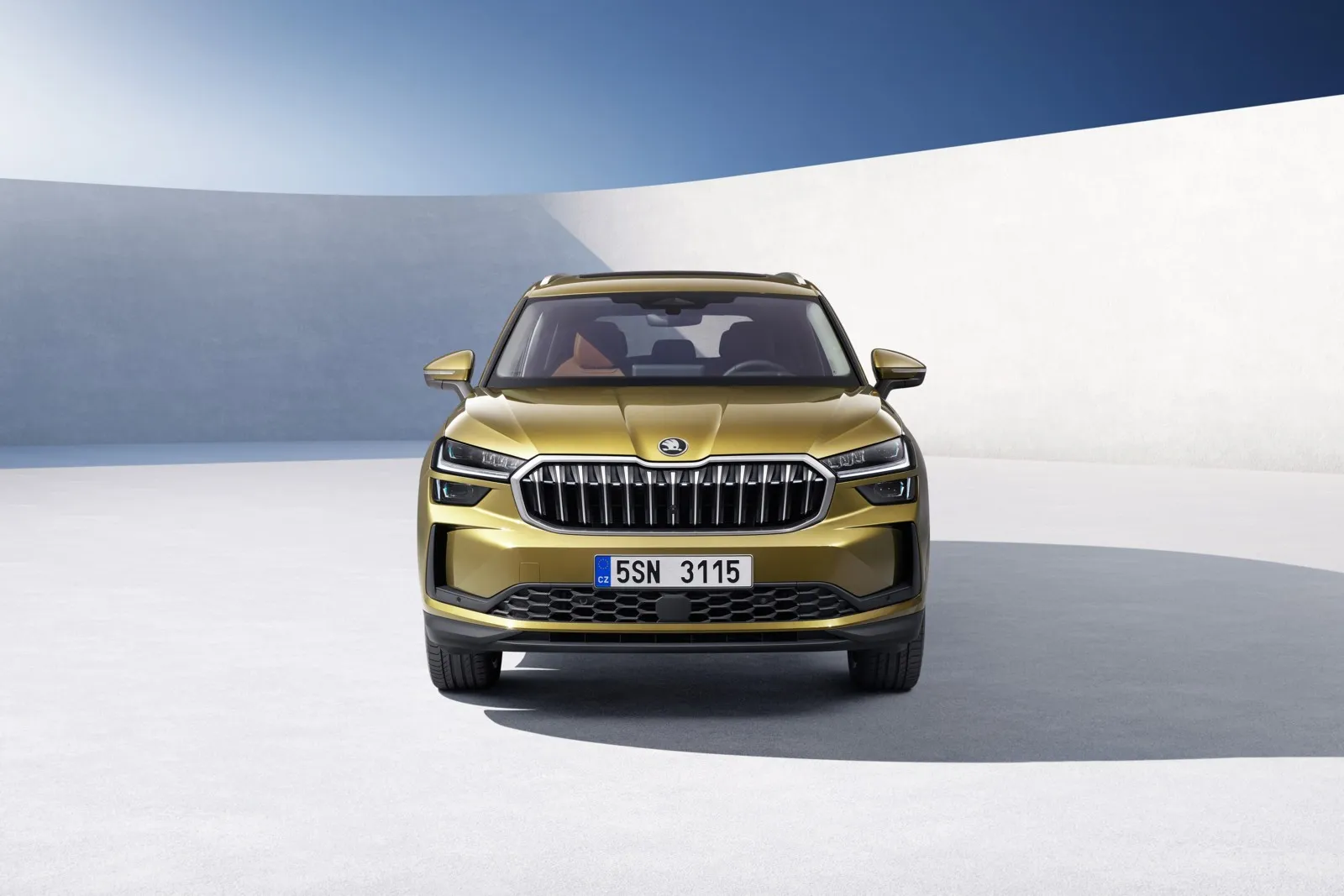 Der Škoda Kodiaq zeigt sich mit einer kraftvollen Frontpartie und markanten LED-Matrix-Scheinwerfern, die ihm eine moderne und selbstbewusste Optik verleihen.